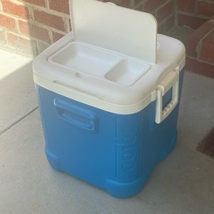 38Qts Igloo Cooler/w Ice Cubes Top Compartment/Cup Slots- Blue